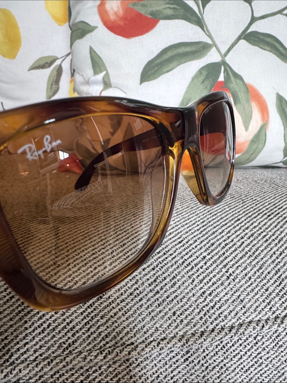 Like New Ray-Ban Brown Tortoiseshell Wayfarer Sunglasses - Picture 6 of 11